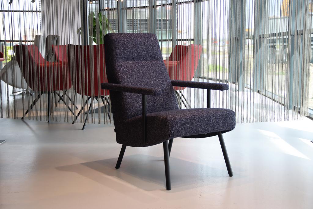 Havee Cloak design fauteuil Mr.Cliff (hoge rug) in Kvadrat stof Vanir. Direct leverbaar. Havee Cloak design fauteuil Mr.Cliff (hoge rug) in Kvadrat stof Vanir. Direct leverbaar.
