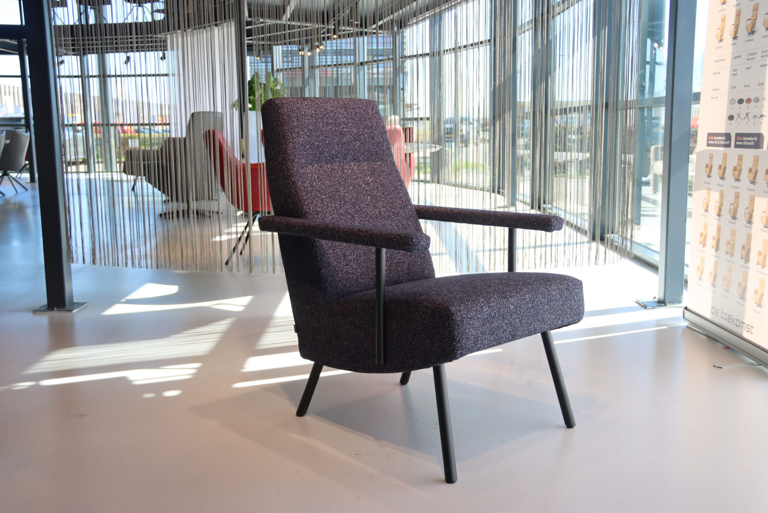 Havee Cloak design fauteuil Mr.Cliff (hoge rug) in Kvadrat stof Vanir. Direct leverbaar. Havee Cloak design fauteuil Mr.Cliff (hoge rug) in Kvadrat stof Vanir. Direct leverbaar.
