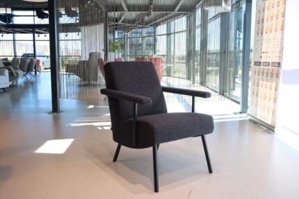 Havee Cloak design fauteuil Mrs.Cliff in Ploegstof Taro. Direct leverbaar.
