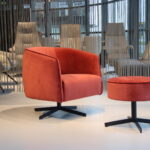 Cartel Living draai fauteuil Jazz met hokker in stof wijnrood. Direct leverbaar.