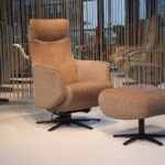 Relaxfauteuil en voetenbank met schommelfunctie 2Move MV-134 in Ploegstof van De Toekomst.