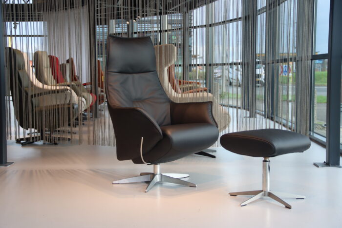 De Toekomst relaxfauteuil Twice TW-089 zwart leer met hokker