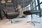 De Toekomst relaxfauteuil Twice TW-089 zwart leer met hokker