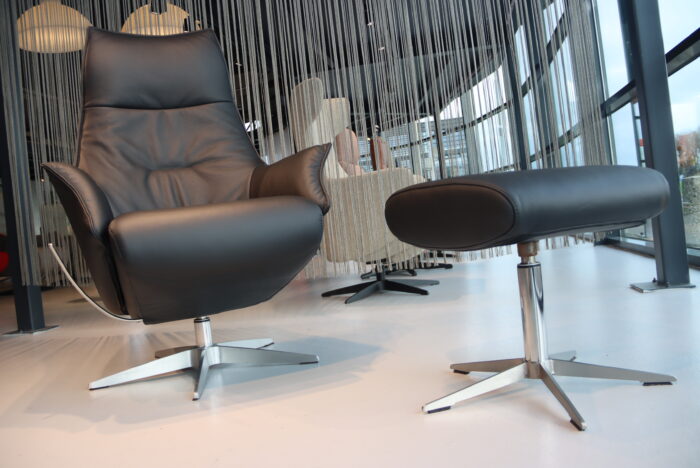 De Toekomst relaxfauteuil Twice TW-089 zwart leer met hokker