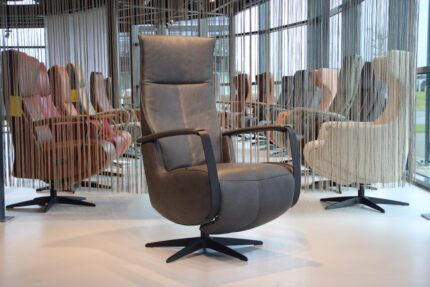 New Fabulous 5 F1-400N relaxfauteuil met handbediening van Meubelfabriek De Toekomst.