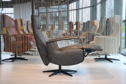 New Fabulous 5 F1-400N relaxfauteuil met handbediening van Meubelfabriek De Toekomst.