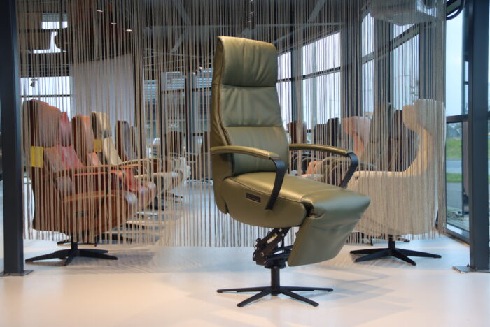 Elektrisch verstelbaar sta op stoel / relaxfauteuil / relaxstoel voor lange mensen in leer Twice Pro TW-190N XL Plus van De Toekomst met 3 motoren en een accu.