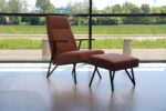 Havee Cloak Shell design fauteuil met hocker in Kvadrat stof.