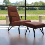 Havee Cloak Shell design fauteuil met hocker in Kvadrat stof.