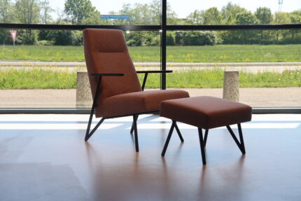 Havee Cloak Shell design fauteuil met hocker in Kvadrat stof.