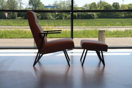 Havee Cloak Shell design fauteuil met hocker in Kvadrat stof.