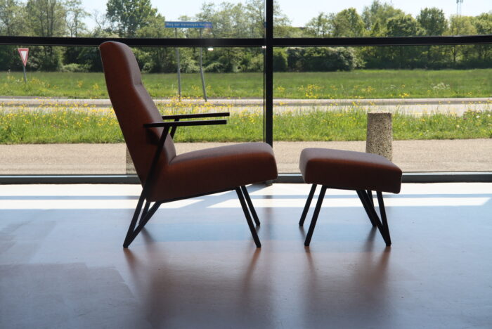 Havee Cloak Shell design fauteuil met hocker in Kvadrat stof.