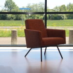 Havee Cloak design fauteuil Mrs Dune in Ploegstof Serra 71. Direct leverbaar.