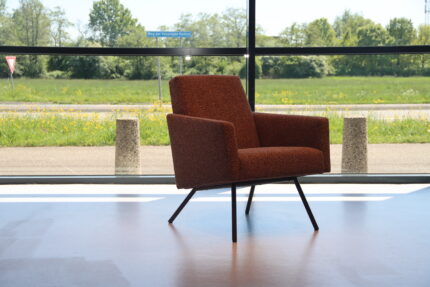Havee Cloak design fauteuil Mrs Dune in Ploegstof Serra 71. Direct leverbaar.