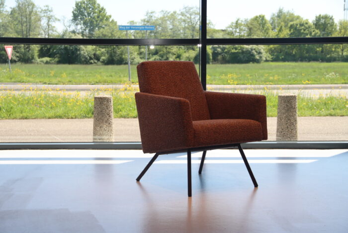 Havee Cloak design fauteuil Mrs Dune in Ploegstof Serra 71. Direct leverbaar.