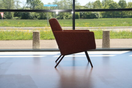 Havee Cloak design fauteuil Mrs Dune in Ploegstof Serra 71. Direct leverbaar.