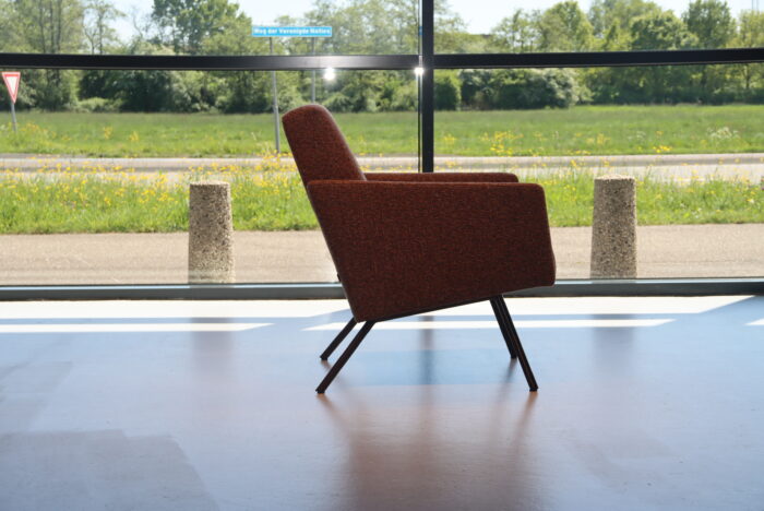 Havee Cloak design fauteuil Mrs Dune in Ploegstof Serra 71. Direct leverbaar.