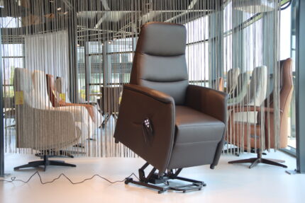 Sta op stoel / Relaxfauteuil Genua leer caffee met 2 motoren van Gealux.