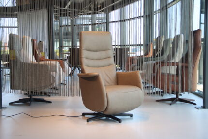 Elektrisch verstelbaar relaxfauteuil / sta op stoel Fabulous5 F3-100N in rundleer van De Toekomst met 2 motoren,