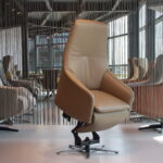 Moderne sta op stoel draai / relaxfauteuil in leer Twinz TW-102 van Gealux.
