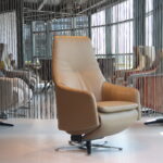 Moderne sta op stoel draai / relaxfauteuil in leer Twinz TW-102 van Gealux.