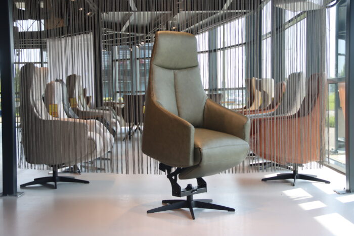 Moderne sta op stoel draai / relaxfauteuil in rundleer Twinz TW-110 van Gealux