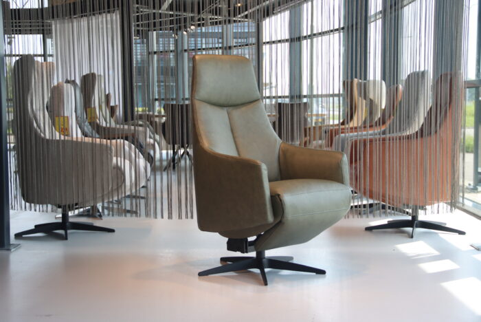 Moderne sta op stoel draai / relaxfauteuil in rundleer Twinz TW-110 van Gealux