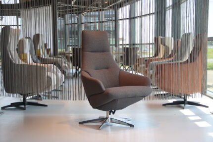 Gealux Arc 2003 modern design relaxfauteuil in stof met 2 motoren en een accu.