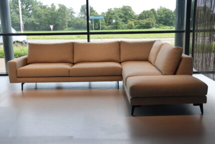 Cartel Living Nano Lounge hoekbank in stof 315 cm x 250 cm. Direct leverbaar.