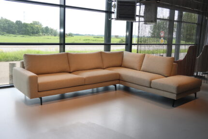 Cartel Living Nano Lounge hoekbank in stof 315 cm x 250 cm. Direct leverbaar.