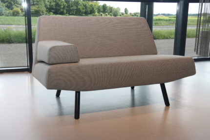 Model:  Havee Cloak Sky fauteuil/loveseat met 1 armblok. Bekleding :  In Kvadrat Rewool 828 Afmetingen: 111 cm breed 80 cm hoog 81 cm diep 54 cm zitdiepte 44 cm zithoogte. Prijs normaal in deze uitvoering: € 2141 ,- De fauteuil Skykan direct opgehaald of in overleg door ons geleverd worden. BESTELLEN IN ANDERE MATEN EN KLEUREN BEHOORT TOT DE MOGELIJKHEDEN.