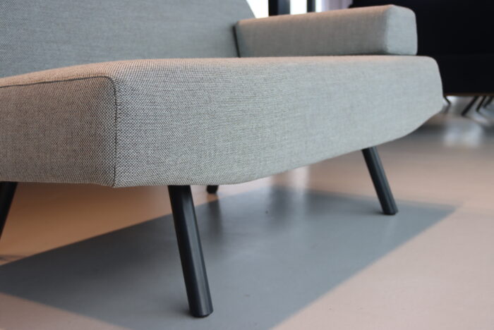 Model:  Havee Cloak Sky fauteuil/loveseat met 1 armblok. Bekleding :  In Kvadrat Rewool 828 Afmetingen: 111 cm breed 80 cm hoog 81 cm diep 54 cm zitdiepte 44 cm zithoogte. Prijs normaal in deze uitvoering: € 2141 ,- De fauteuil Skykan direct opgehaald of in overleg door ons geleverd worden. BESTELLEN IN ANDERE MATEN EN KLEUREN BEHOORT TOT DE MOGELIJKHEDEN.