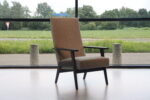 Havee Cloak design fauteuil 1963 met hoge rug in De Ploeg stof Birk. Direct leverbaar.