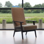 Havee Cloak design fauteuil 1963 met hoge rug in De Ploeg stof Birk. Direct leverbaar.