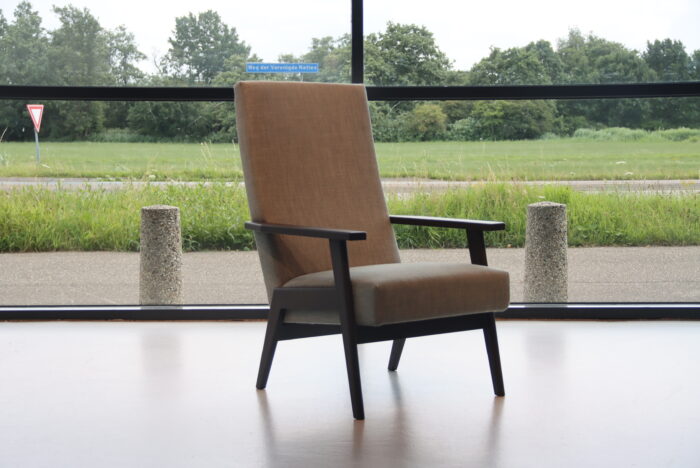 Havee Cloak design fauteuil 1963 met hoge rug in De Ploeg stof Birk. Direct leverbaar.