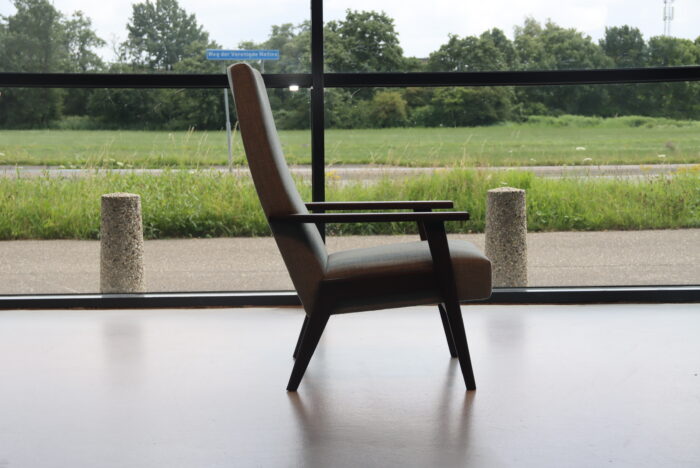 Havee Cloak design fauteuil 1963 met hoge rug in De Ploeg stof Birk. Direct leverbaar.