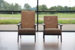 Model:  Havee Cloak fauteuil 1963 Lage rug Bekleding :  In Ploeg Birk  Afmetingen: 68 cm breed 84 cm hoog 75 cm diep 53 cm zitdiepte 44 cm zithoogte. Prijs normaal in deze uitvoering: € 1252 ,- De fauteuil 1963 kan direct opgehaald of in overleg door ons geleverd worden. BESTELLEN IN ANDERE MATEN EN KLEUREN BEHOORT TOT DE MOGELIJKHEDEN.