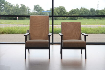 Havee Cloak design fauteuil 1963 met hoge rug in De Ploeg stof Birk. Direct leverbaar.