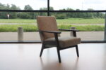 Havee Cloak design fauteuil 1963 met hoge rug in De Ploeg stof Birk. Direct leverbaar.