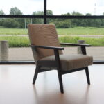 Havee Cloak design fauteuil 1963 met lage rug in De Ploeg stof Birk. Direct leverbaar.