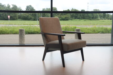 Havee Cloak design fauteuil 1963 met lage rug in De Ploeg stof Birk. Direct leverbaar.