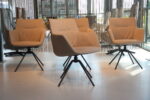 4x De Toekomst Megan eetkamerstoelen met draaipoot Leer Suprême Goat grijs en Stof Taupe. Direct leverbaar.