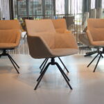 4x De Toekomst Megan eetkamerstoelen met draaipoot Leer Suprême Goat grijs en Stof Taupe. Direct leverbaar.