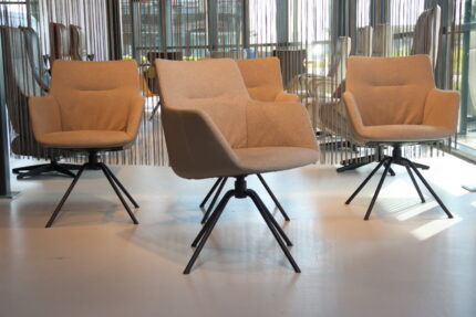 4x De Toekomst Megan eetkamerstoelen met draaipoot Leer Suprême Goat grijs en Stof Taupe. Direct leverbaar.
