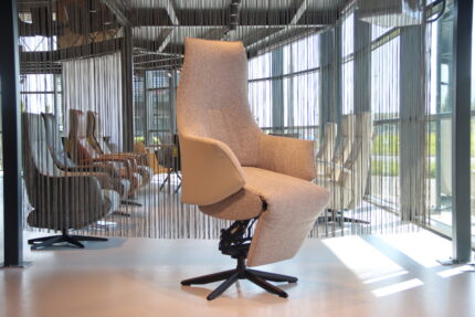 Elektrisch verstelbaar sta op stoel draai / relaxfauteuil / relaxstoel Leer en Stof Twice Pro TW-164 van De Toekomst met 3 motoren en een accu. Direct leverbaar