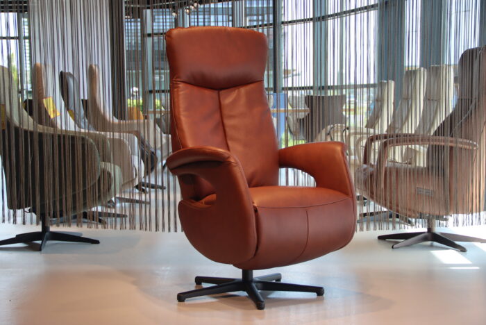 Relaxfauteuil Feelz FZ-R01A01 Large De Toekomst in Rundleder Semira 8500 Roodbruin met 2motoren en een accu. Direct leverbaar.