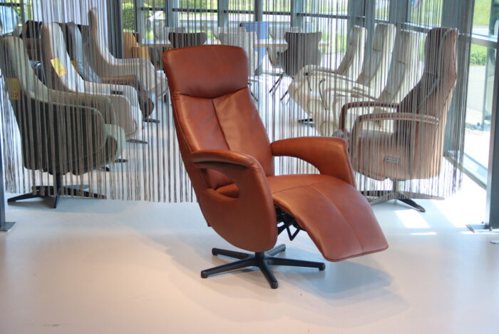 Relaxfauteuil Feelz FZ-R01A01 Large De Toekomst in Rundleder Semira 8500 Roodbruin met 2motoren en een accu. Direct leverbaar.
