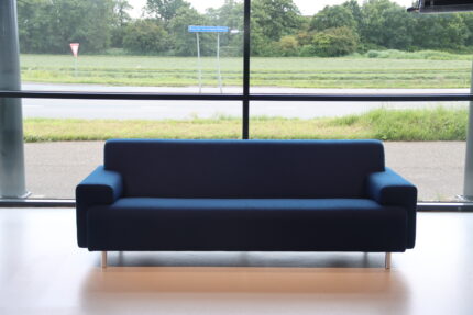 Havee Cloak model Sand 3 zits in stof Kvadrat, 228 cm breed, direct leverbaar.