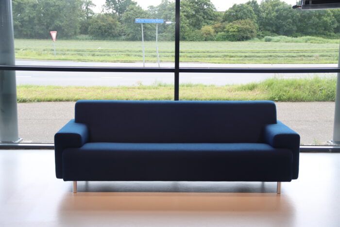Havee Cloak model Sand 3 zits in stof Kvadrat, 228 cm breed, direct leverbaar.