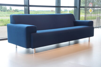 Havee Cloak model Sand 3 zits in stof Kvadrat, 228 cm breed, direct leverbaar.